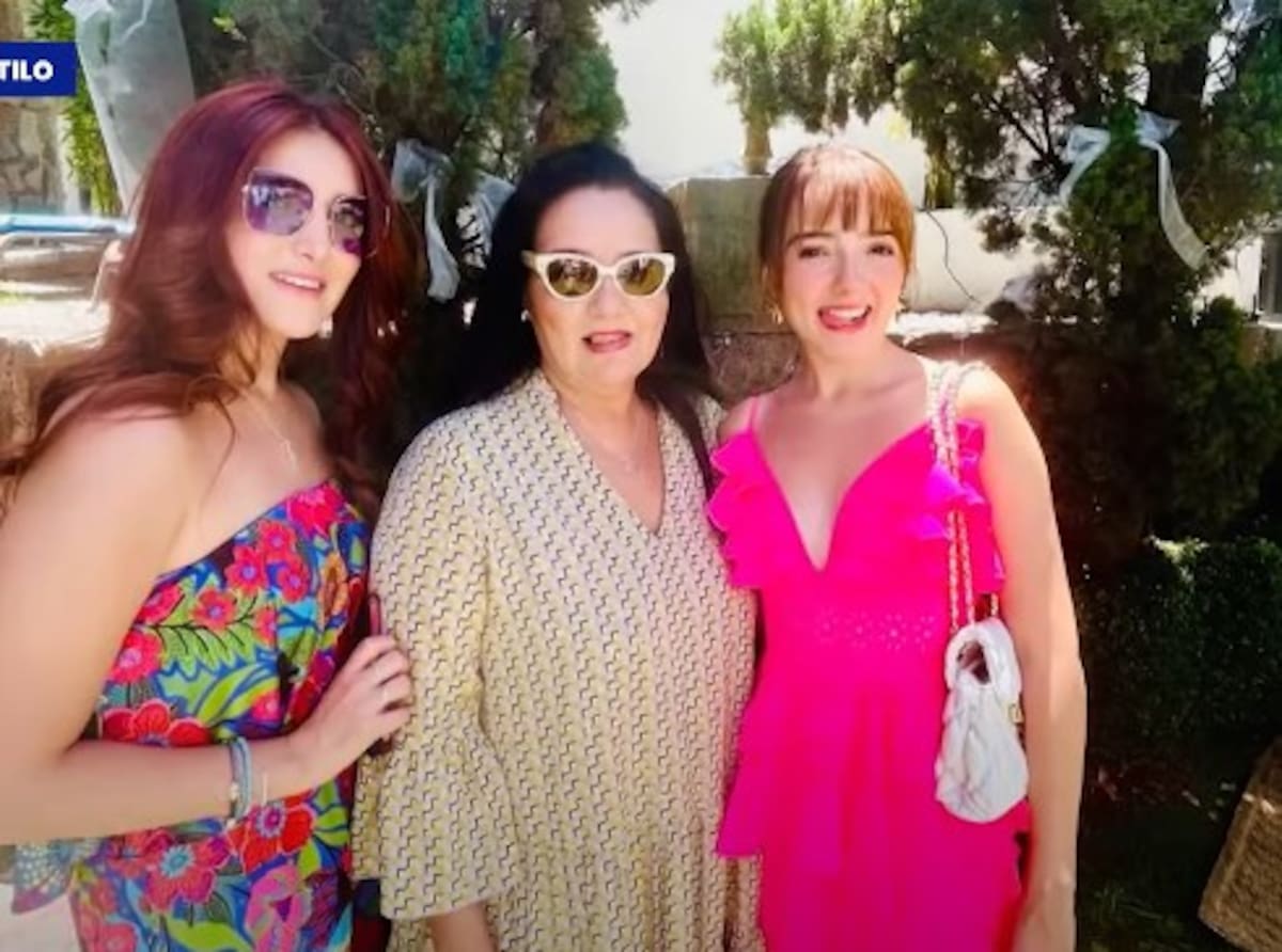 Elaine Haro junto a su madre y hermana