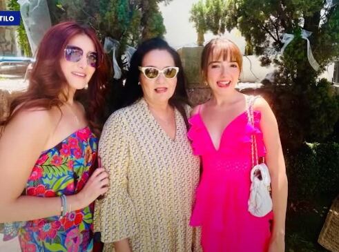 Elaine Haro junto a su madre y hermana