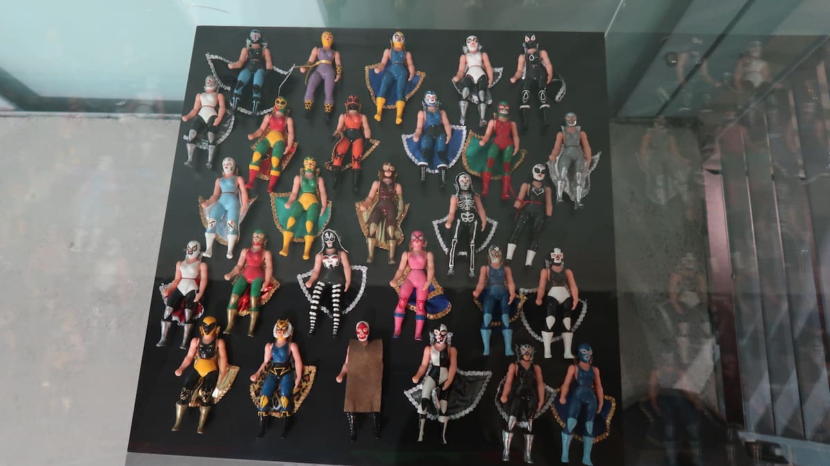 Decenas de máscaras, y hasta trajes completos de famosos luchadores y más, se encuentran en esta exhibición. Foto: Ana Gómez Salcido