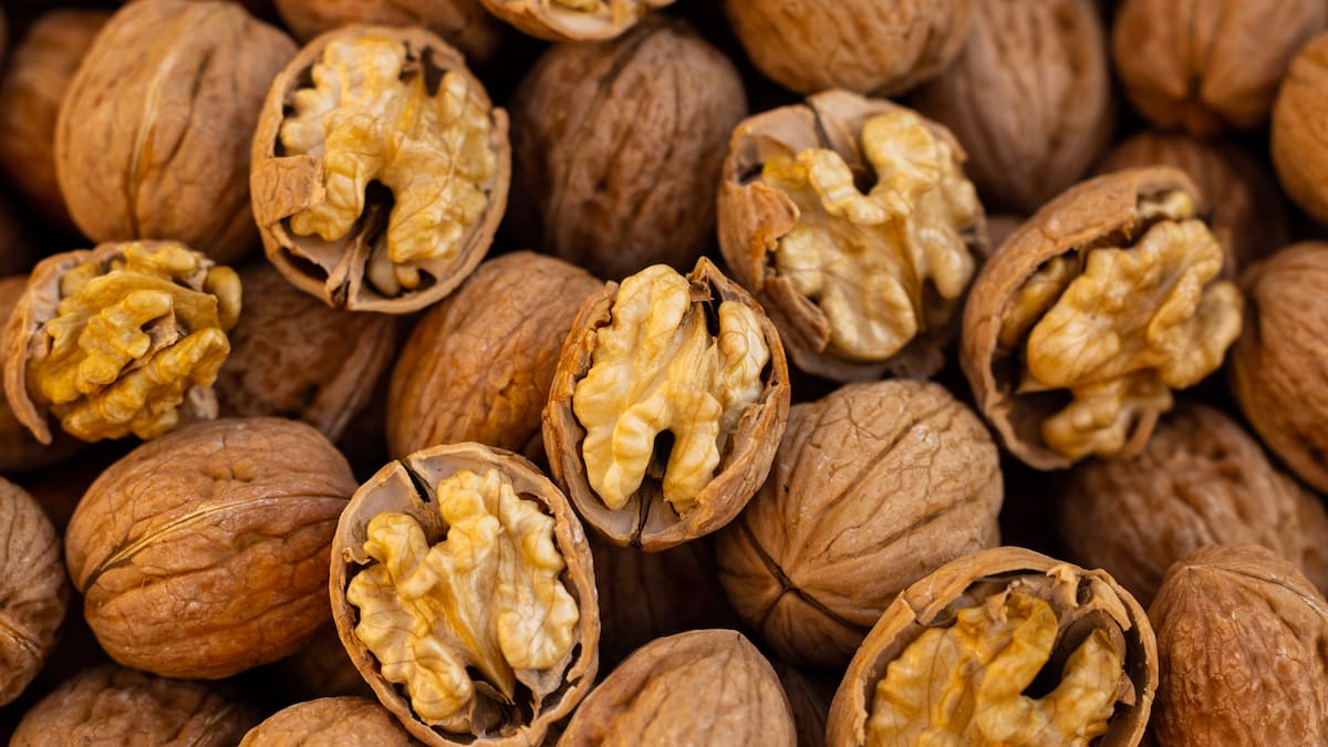 Diversos estudios respaldan que una porción diaria de nueces ayuda a cuidar el corazón, apoyar la función cerebral, regular la glucosa y mejorar la salud general/Foto: Canva