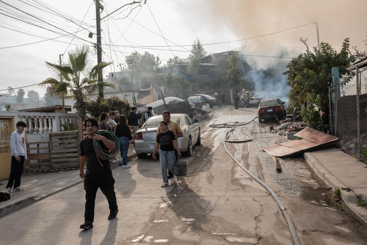 Un incendio de gran magnitud consumió cuatro viviendas y causó afectaciones en otras tres entre las calles El Mexicano y Río Éufrates, sin que se reportaran personas lesionadas. Foto: Border Zoom