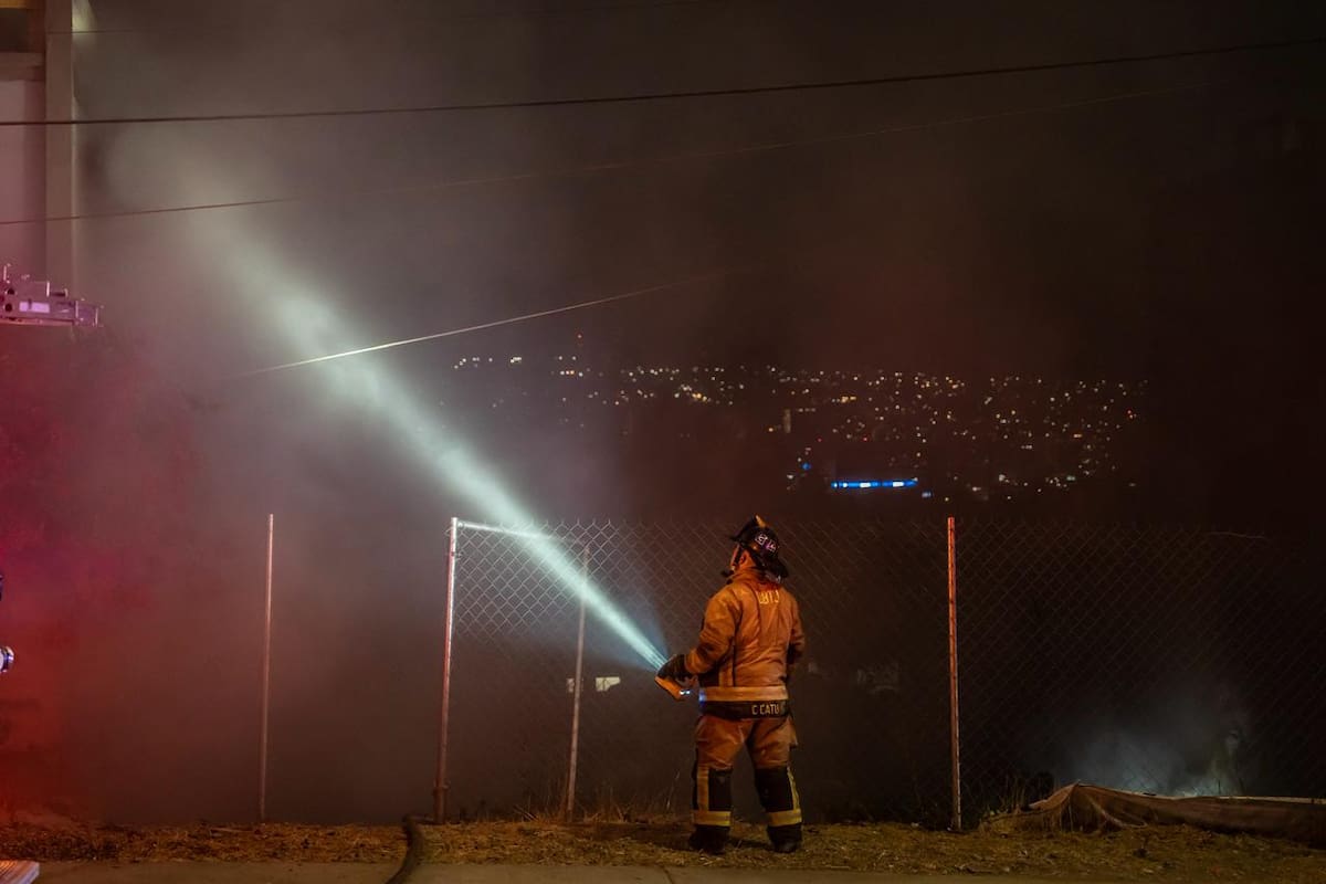Incendio consume terreno baldío en la colonia Libertad; bomberos evitan que el fuego llegue a viviendas