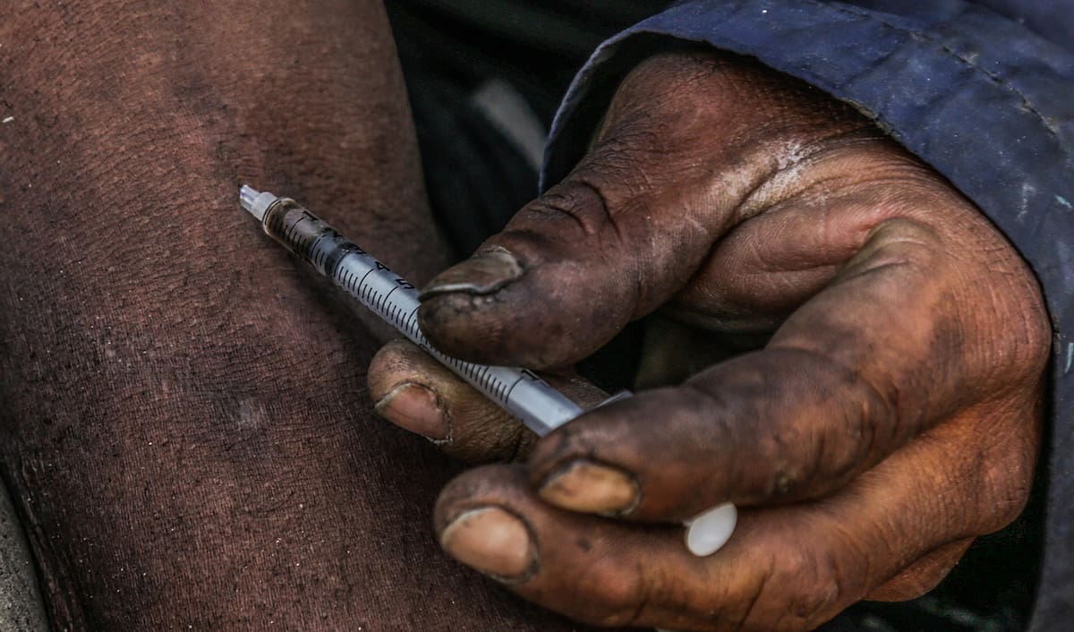 Una persona se inyecta droga en una calle en Tijuana (México). EFE/ Joebeth Terriquez