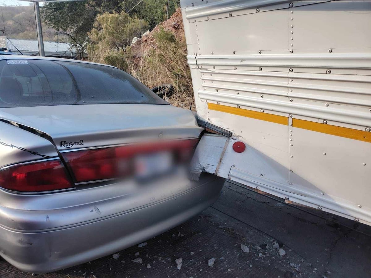 Al entrevistarse con los afectados, manifestaron que momentos antes el conductor del camión impacto por alcance al vehículo Dodge Neón para posteriormente irse de revesar impactando los otros dos vehículos y derribando un poste de concreto propiedad de la CFE. Foto: Manuel Jiménez.