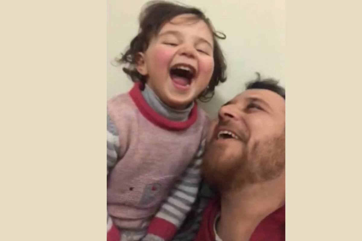 Sirio enseña a su hija a reír por bombardeo ruso