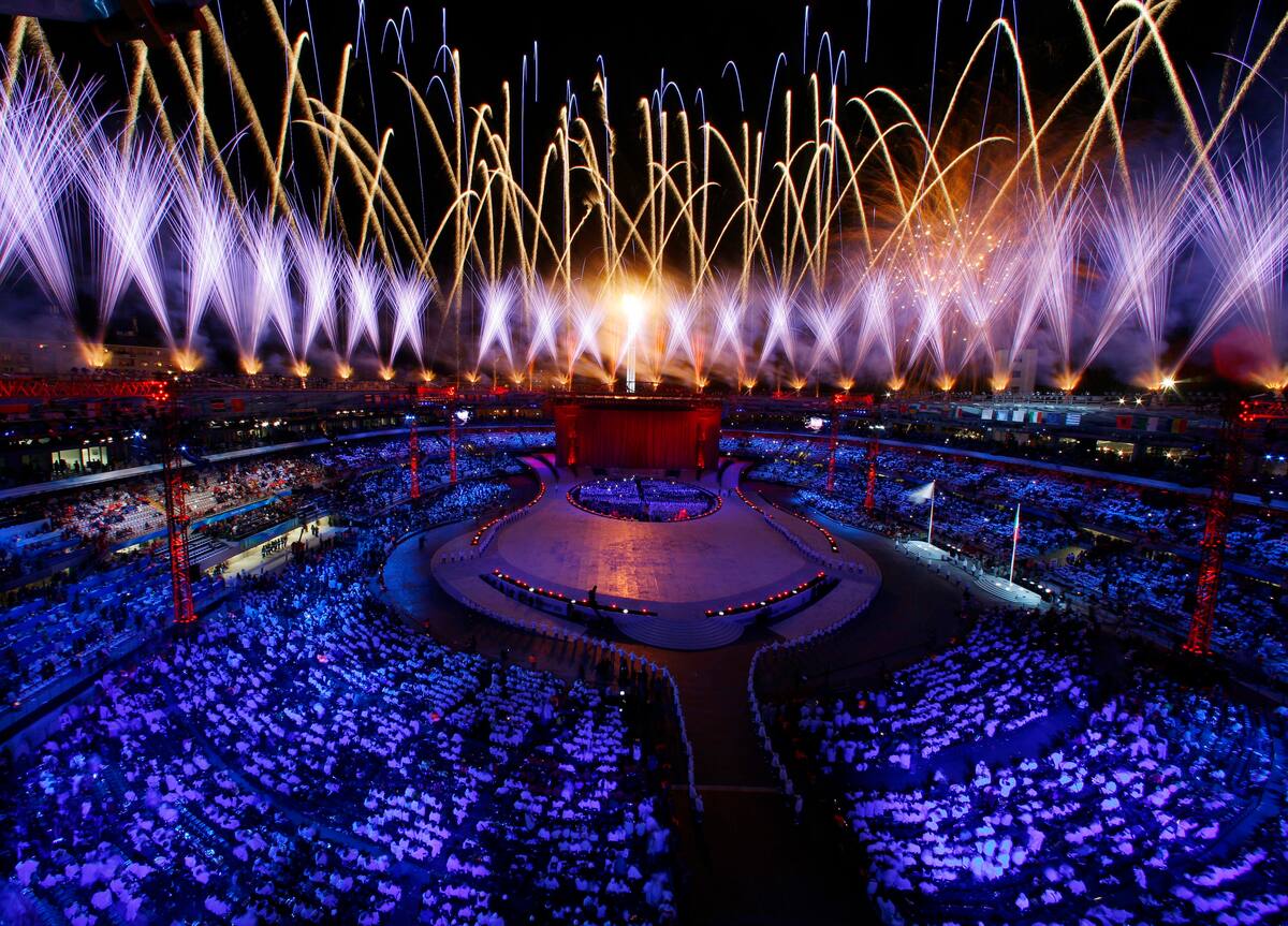 Los fuegos artificiales estallan sobre el estadio después de que se encendió la llama olímpica durante la ceremonia de apertura de los Juegos Olímpicos de Invierno de 2006 en Turín, Italia, el viernes 10 de febrero de 2006 (Foto AP/Chris Helgren, Pool)