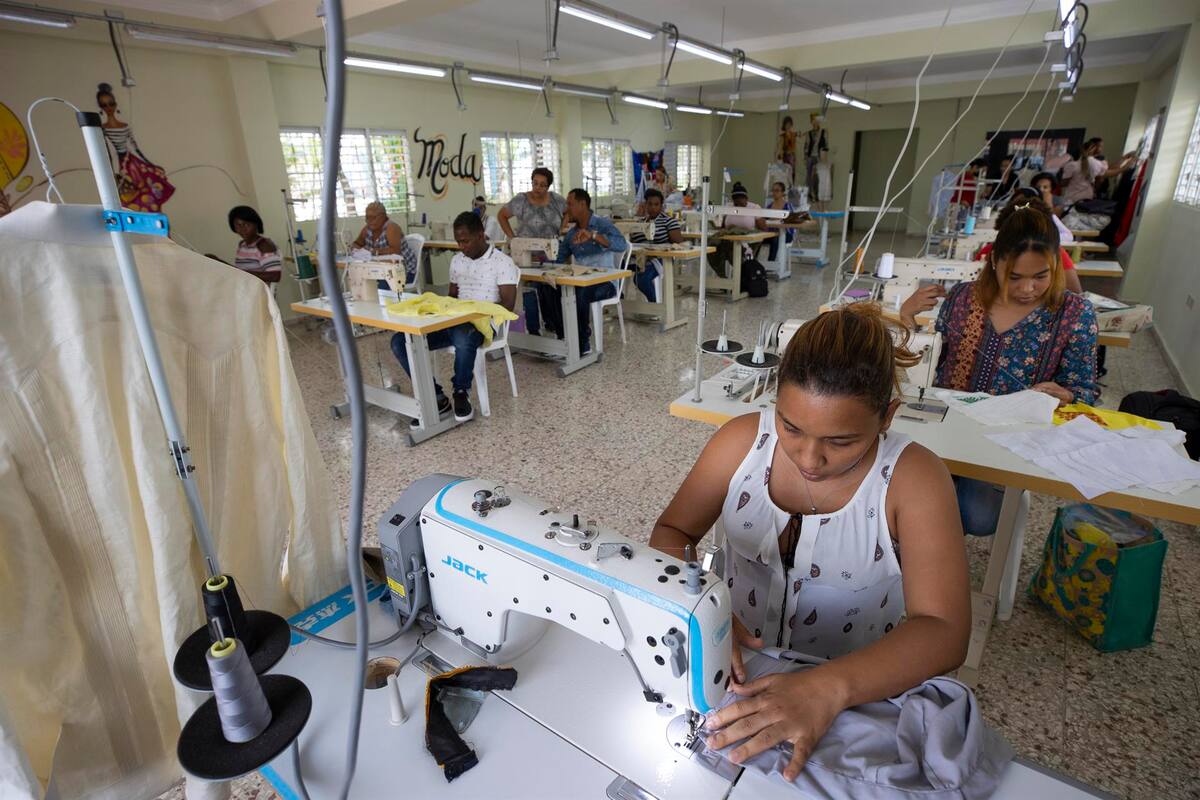 Dominicanos de escasos recursos confeccionan su futuro en la moda