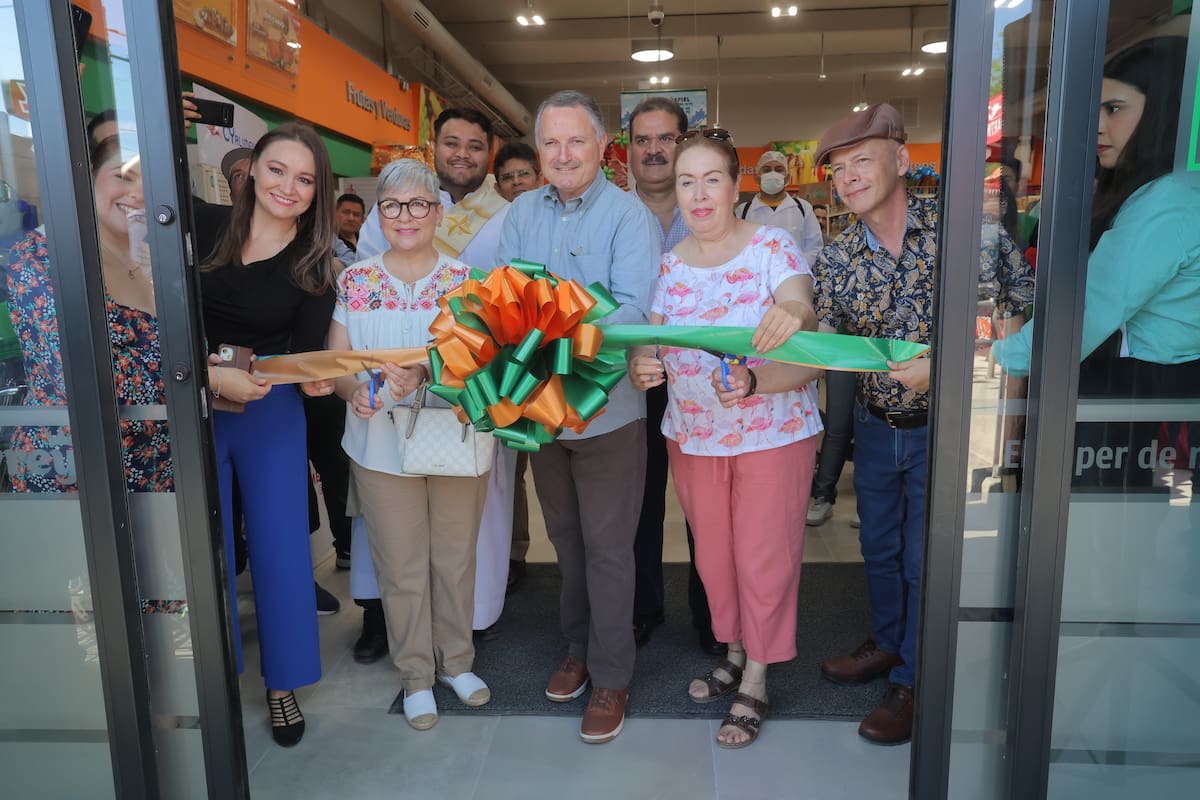 Directivos y clientes participaron ayer en la inauguración de la nueva Tienda Abarrey, en el Palo Verde. Foto: Julián Ortega