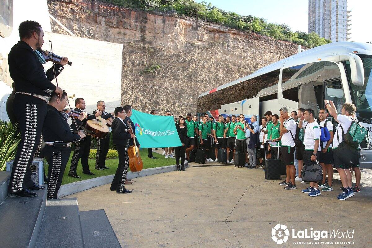 Con todo y mariachi reciben al Betis en su llegada a México
