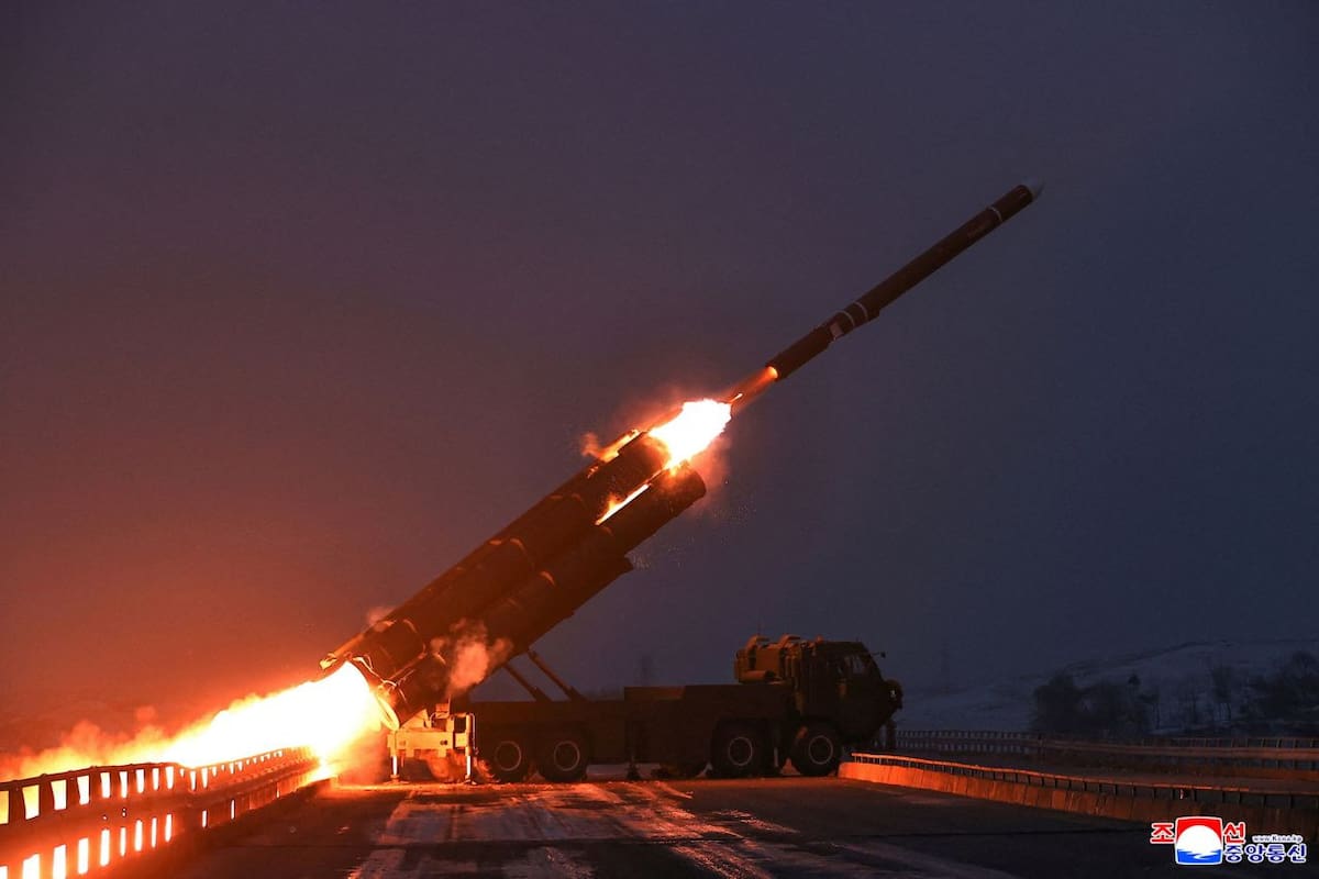 Pruebas de misiles balísticos de Corea del Norte alcanzan hasta 950 kilómetros y caen en el mar de Japón, elevando la alerta en la región