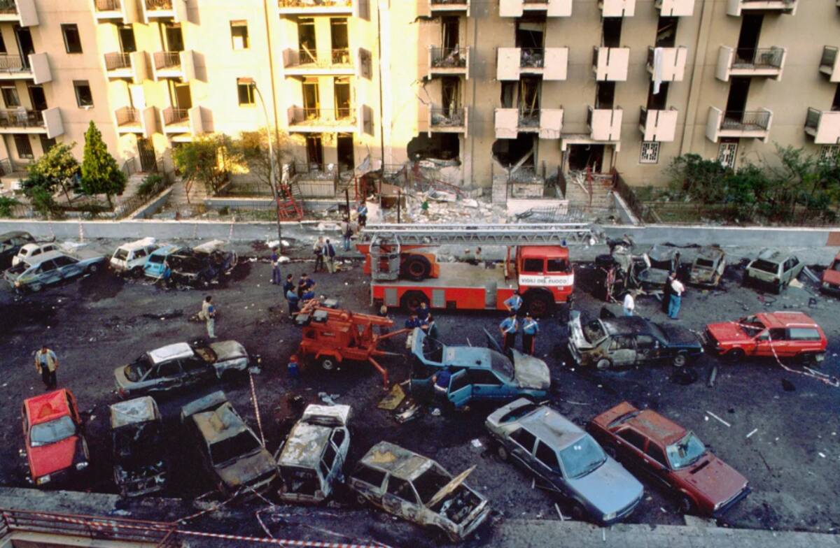 Se ven coches quemados al día siguiente del ataque con bomba que mató al juez Paolo Borsellino y a sus guardias policiales en Palermo el 20 de julio de 1992. / Tony Gentile-Reuters
