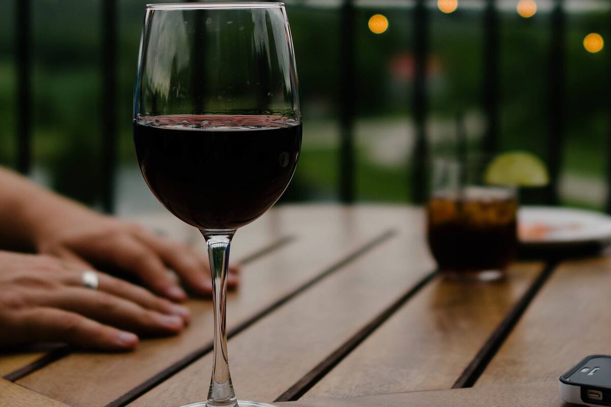 ¿Realmente es beneficioso tomar una copa de vino al día?