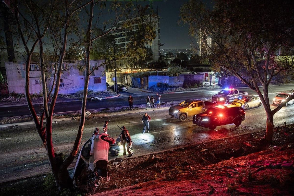 Accidente en Vía Rápida de Tijuana deja motor fuera de vehículo