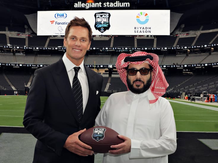 Tom Brady y Rob Gronkowski saldrán del retiro gracias a Turki Alalshikh