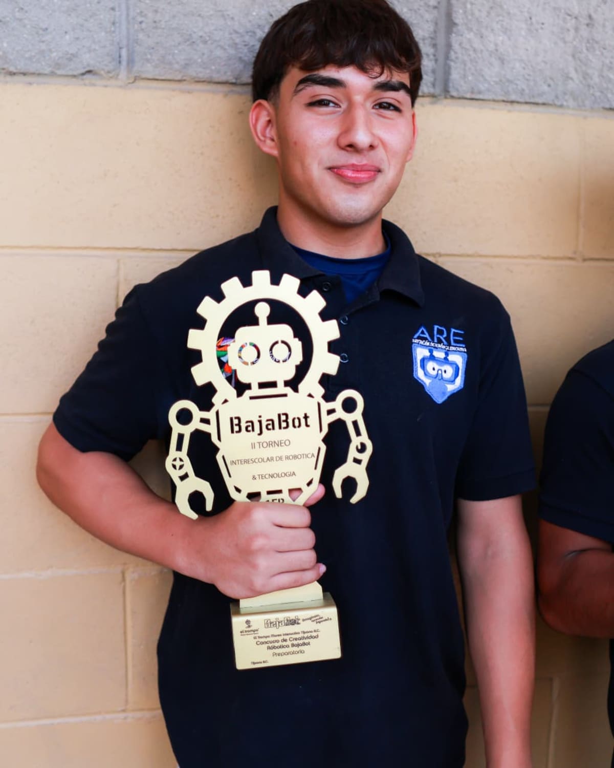 Estudiantes muestran los trofeos y reconocimientos obtenidos durante su participación en las actividades escolares. Foto: Cortesía