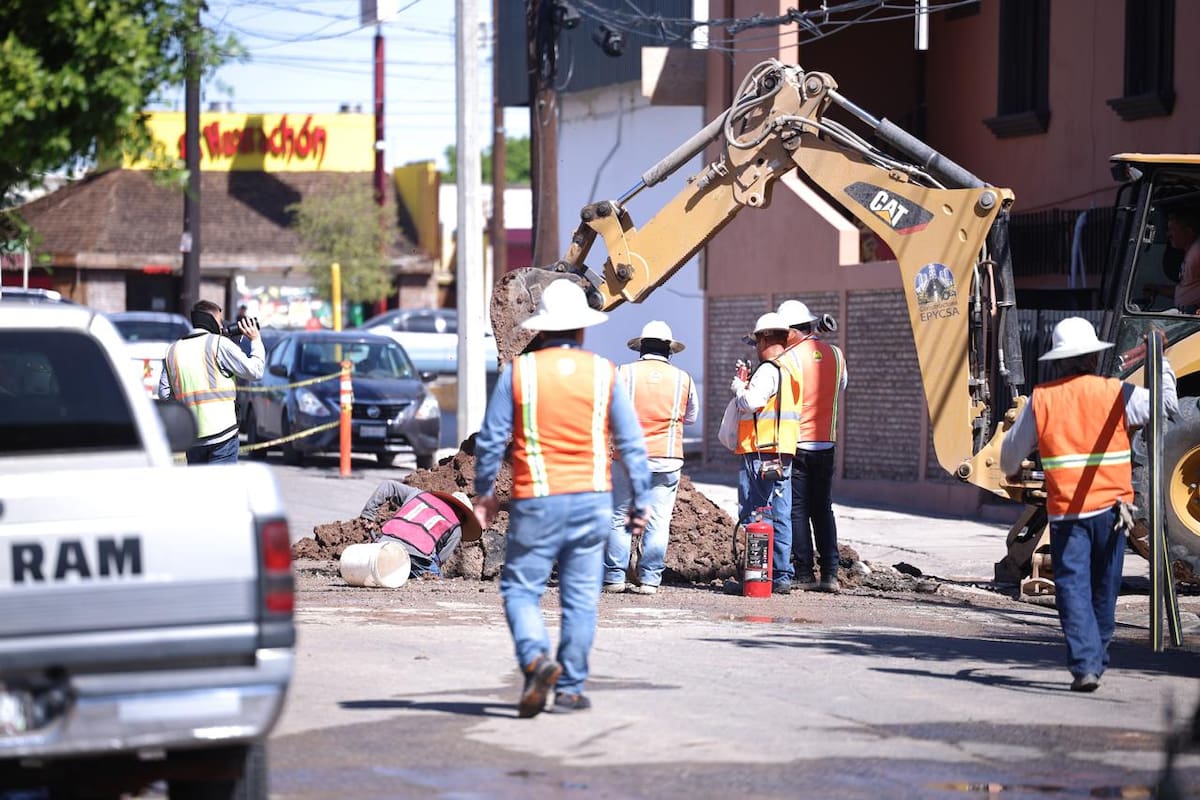 Retroexcavadora rompe tubería de gas en Jardines del Lago