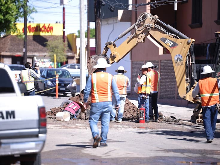 Retroexcavadora rompe tubería de gas en Jardines del Lago