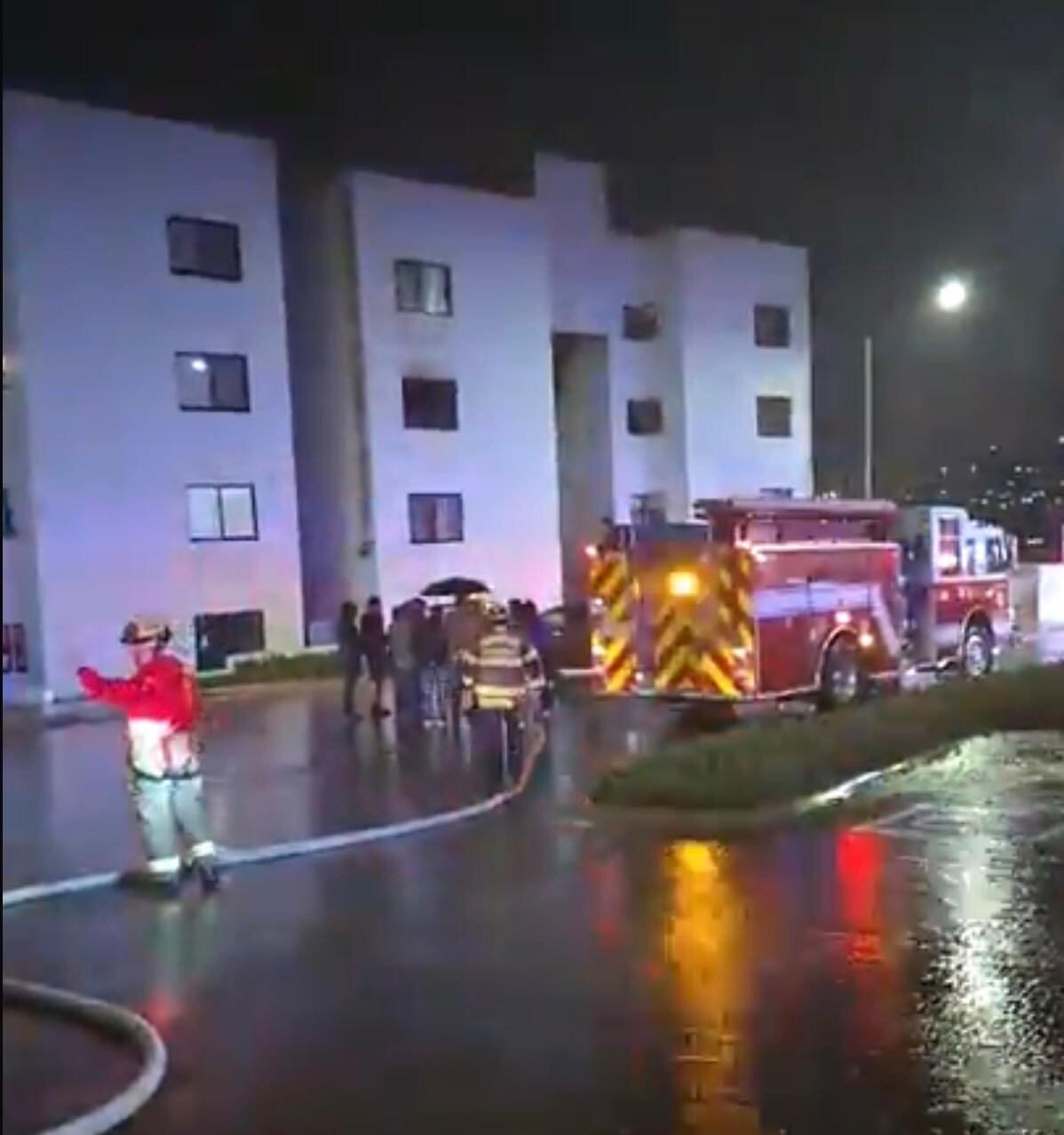 El siniestro, ocurrido la tarde de este lunes en un domicilio del área de Real de Rosarito, dejó a dos mujeres con quemaduras; una de ellas presentó lesiones en el 55% del tórax y extremidades inferiores. Foto: Cortesía