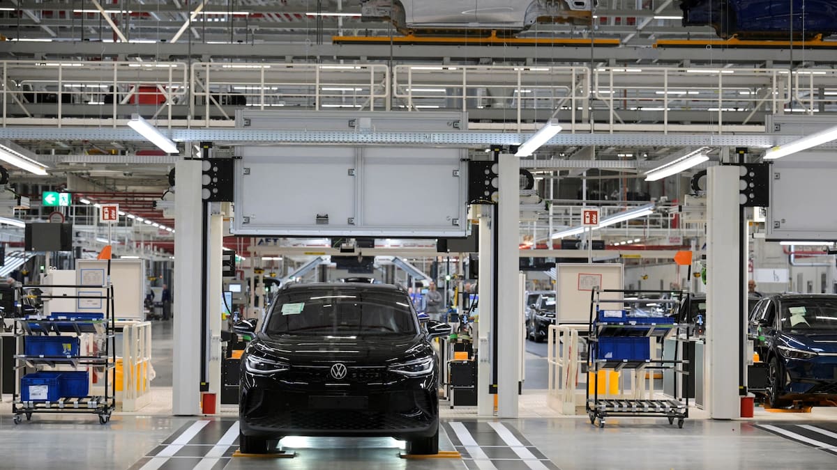 La menor demanda de autos eléctricos obligó a la empresa a reorganizar su capacidad productiva en México. /Reuters