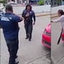 Abuelita usa machete para enfrentar a policías de tránsito en Chiapas tras intento de retirar placa de su auto