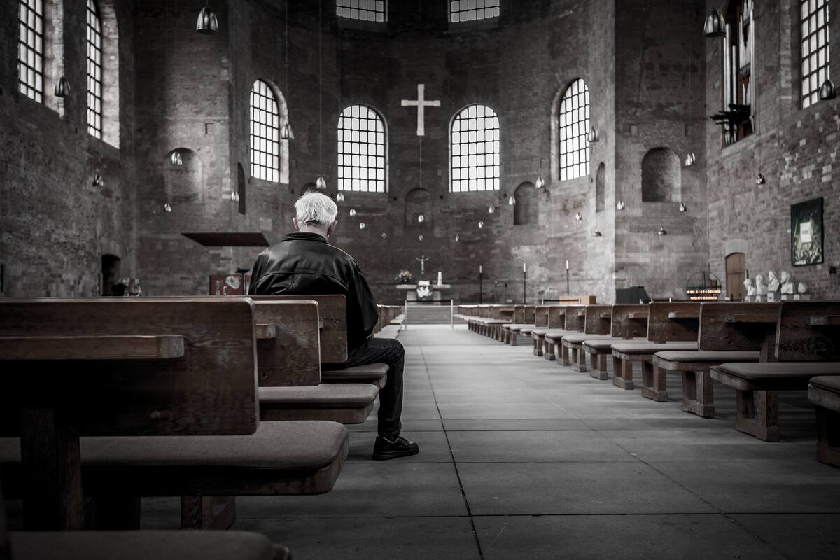 Sacerdote con una cruz en la mano busca expulsar a la Policía de su iglesia
