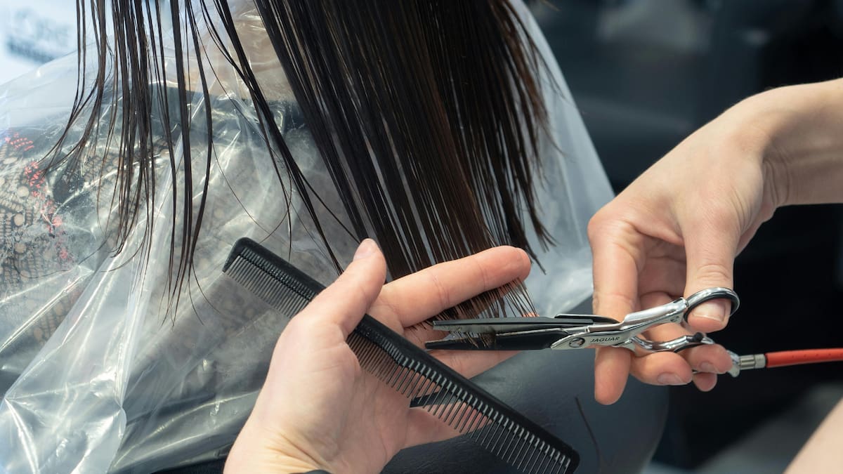 Los expertos sugieren considerar el tipo de rostro, la textura del cabello y el estilo de vida al elegir un corte/Foto: Canva