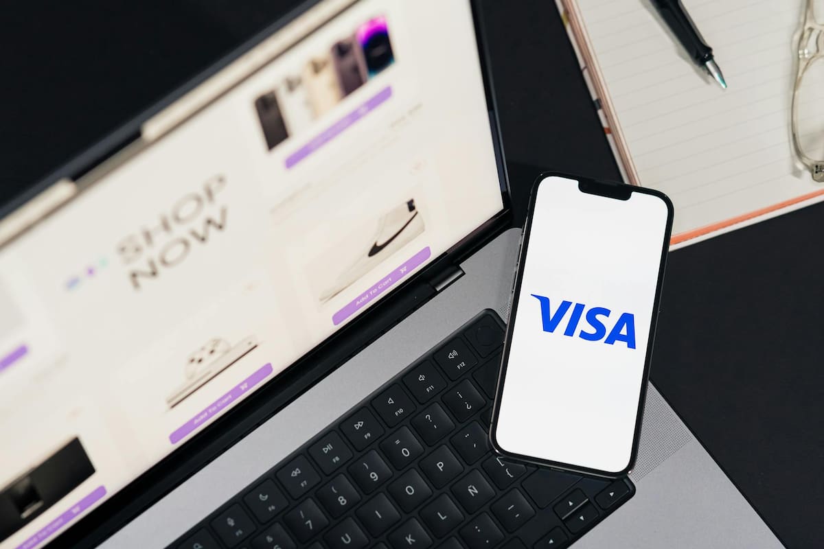 Visa inicia pruebas de pagos con inteligencia artificial, que permitirán que haga compras por ti y plantea nuevos retos de seguridad, consentimiento y control en el comercio digital