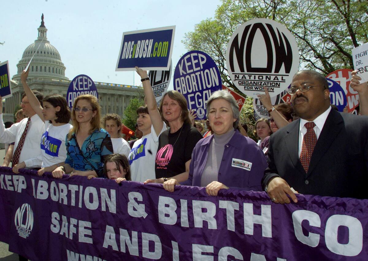 FOTO DE ARCHIVO: La presidenta de Organization for Women Patricia Ireland marcha con manifestantes que defienden el derecho al aborto en el edificio del Capitolio en EEUU, 22 de abril del 2001./Foto de archivo