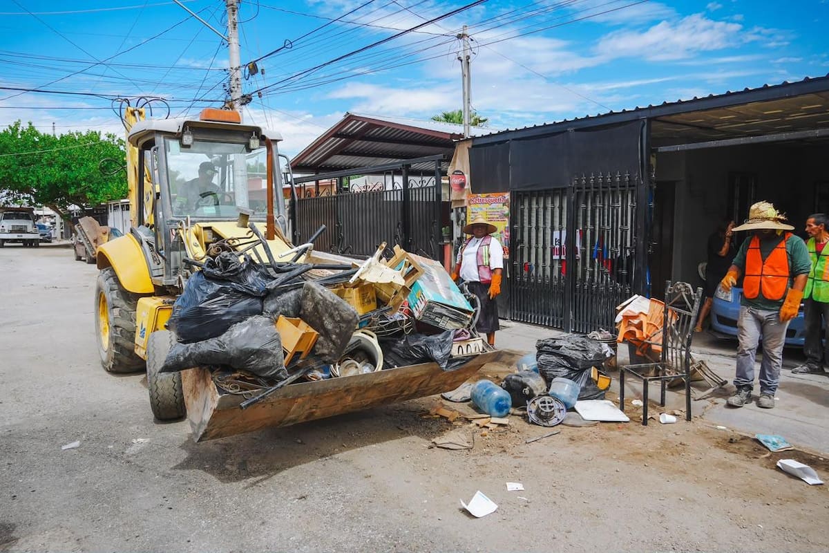 Retiran más de 10 toneladas de muebles y basura en Villas del Colorado