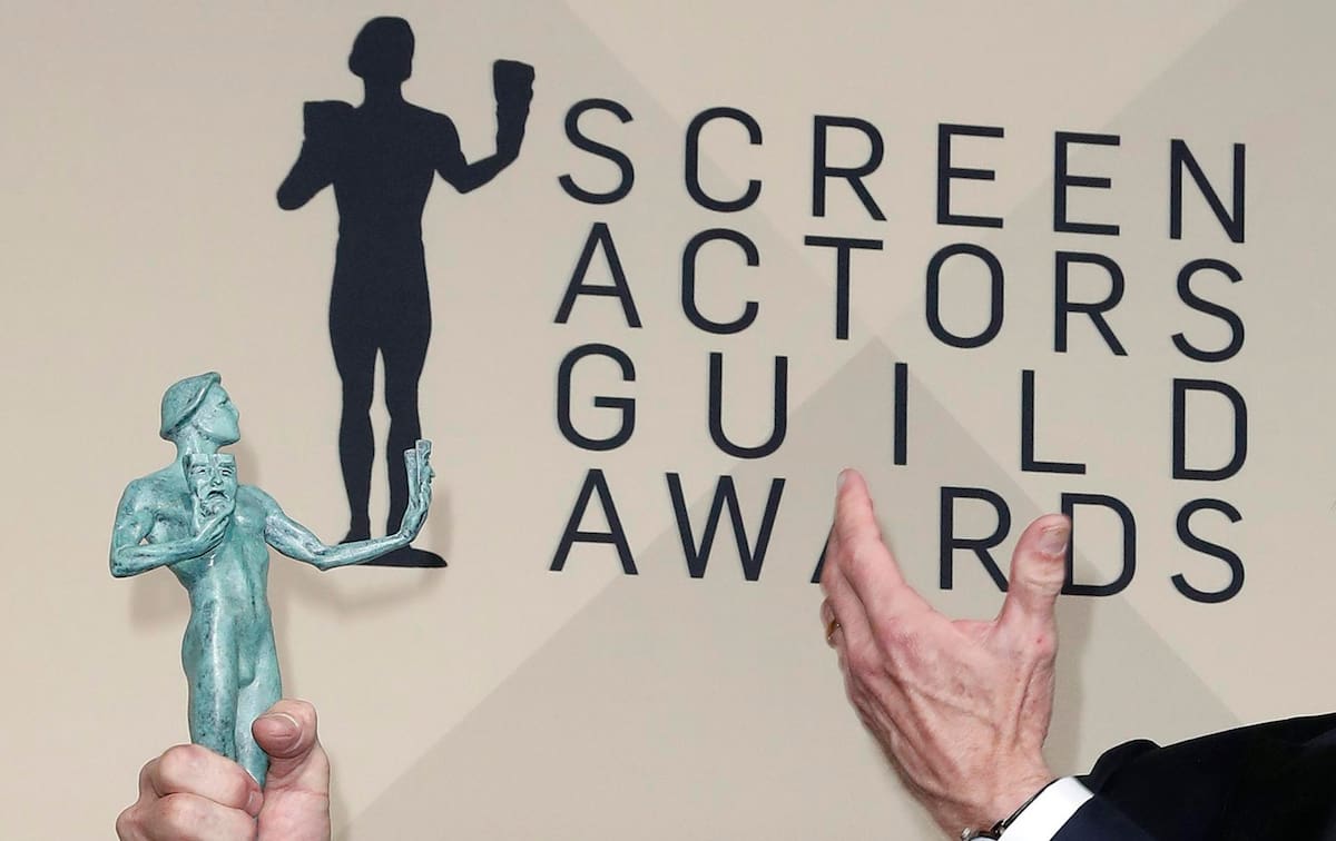 Fotografía de archivo en la que se registró el detalle de una de las estatuillas que se otorgan en los premios del Sindicato de Actores de EE.UU. (SAG Awards, en inglés). EFE/Mike Nelson