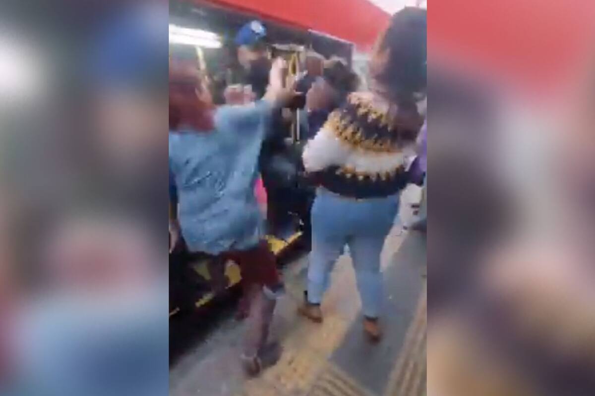 Video: Policías se llevan golpes tras bajar a dos mujeres del Metrobús