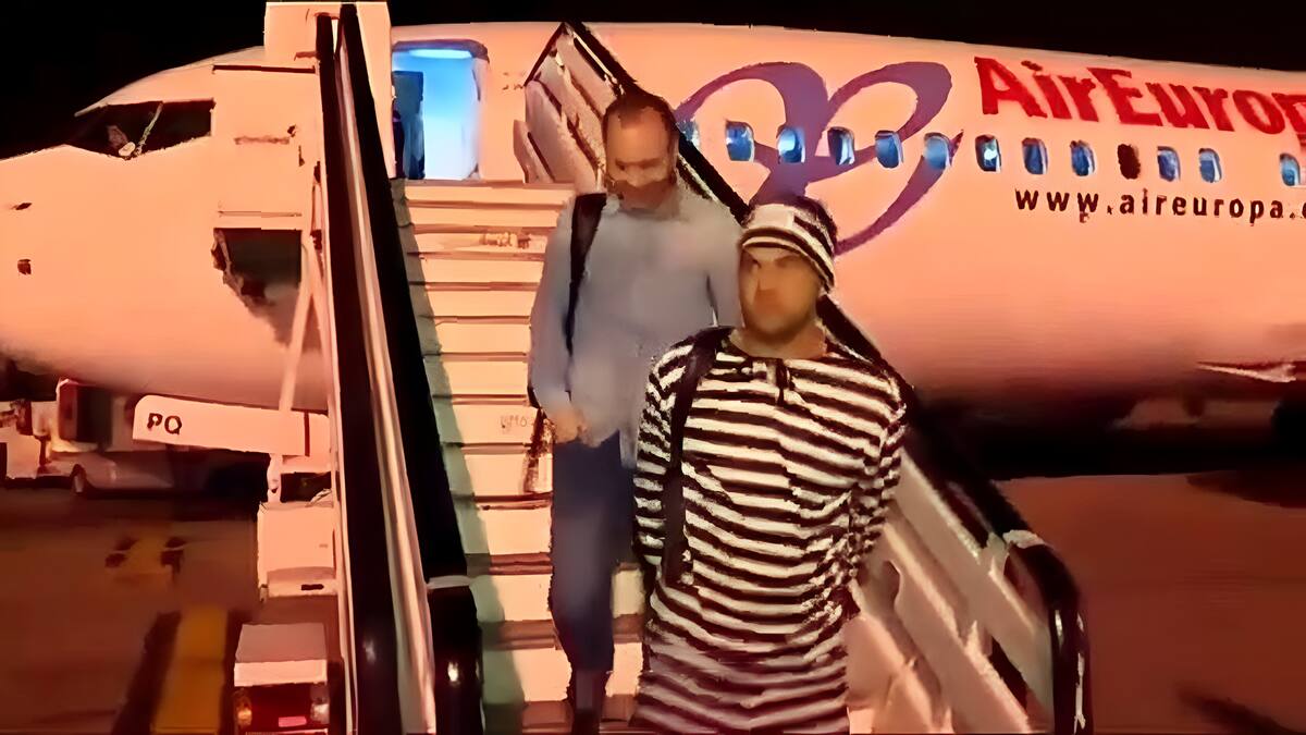 Dani Alves usando un disfraz de preso durante Halloween 2021.