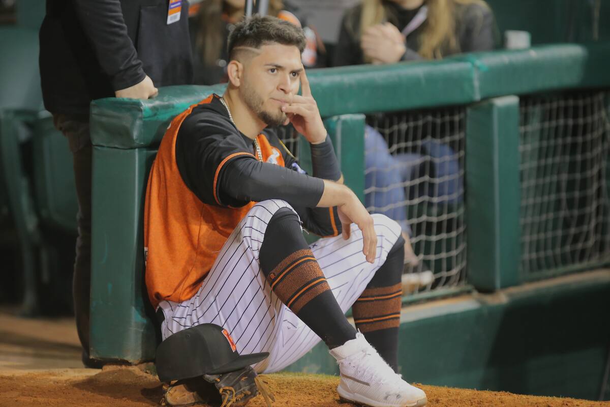 Jasson Atondo reflexiona en el dugout de los Naranjeros durante la temporada 2018. (Foto: Archivo GH)