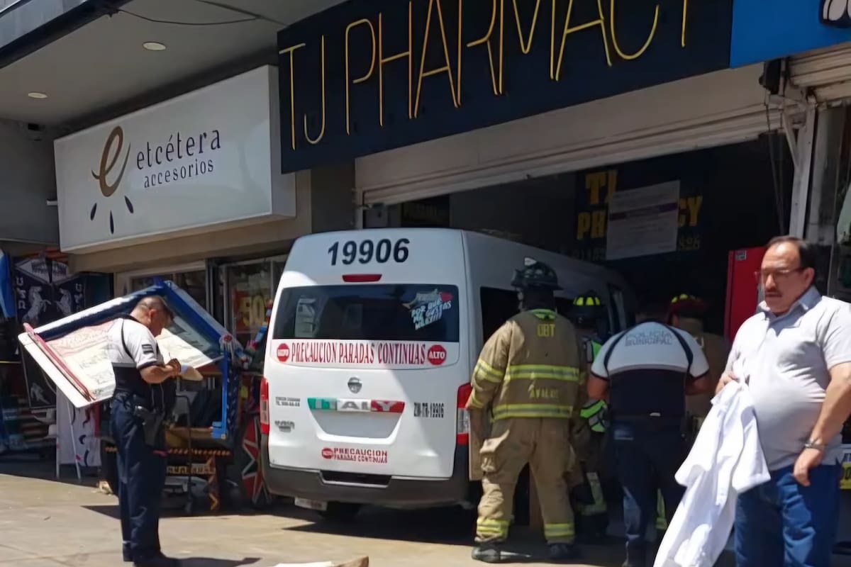 Taxi se estrella contra farmacia de la ‘Revu’