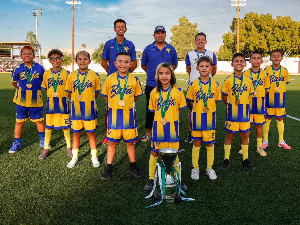 Campeones invictos. La selección de Baja California celebra el campeonato nacional de futbol categoría 2017, conquistado en Quintana Roo. El equipo tuvo una base de nueve jugadores cachanillas y terminó el torneo con siete partidos sin recibir gol. Juan J. Morales/LA CRÓNICA