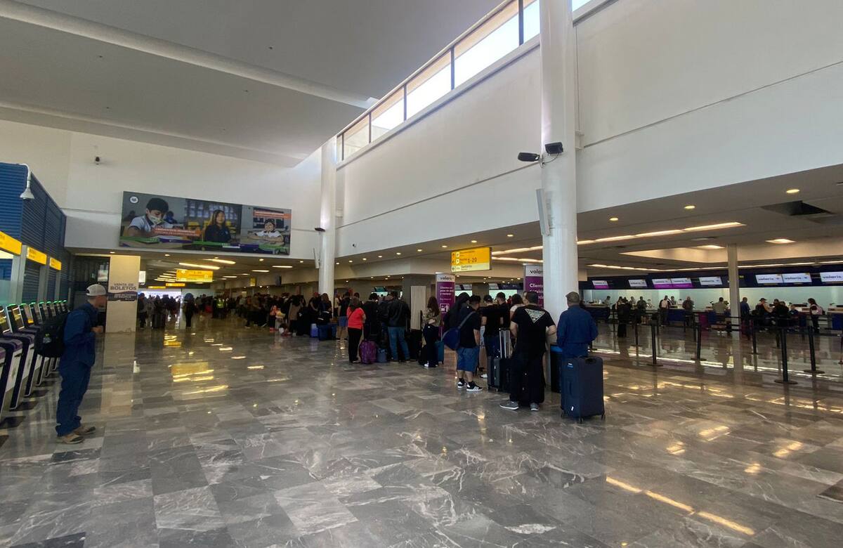 Decenas de pasajeros sufieron retrasos en sus vuelos en el Aeropuerto de Tijuana.