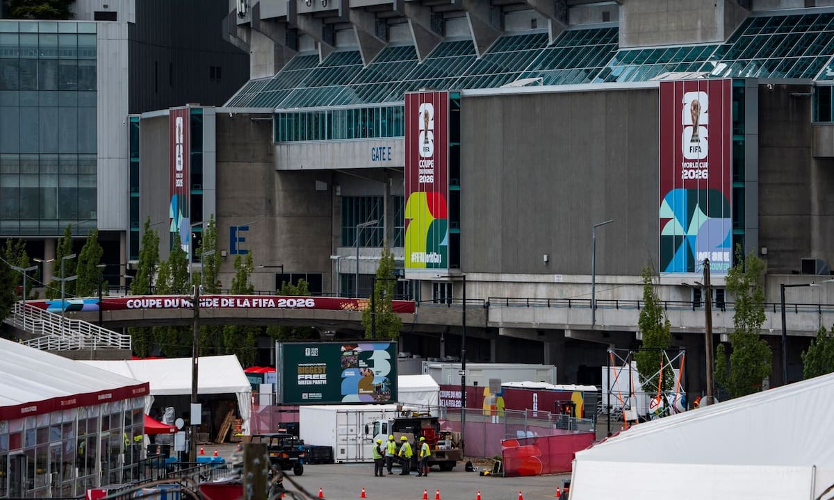 El fenómeno comercial del Mundial 2026 divide la economía de Vancouver entre el éxito de los souvenirs asequibles y el cierre temporal de comercios tradicionales por problemas de acceso | Crédito: EFE