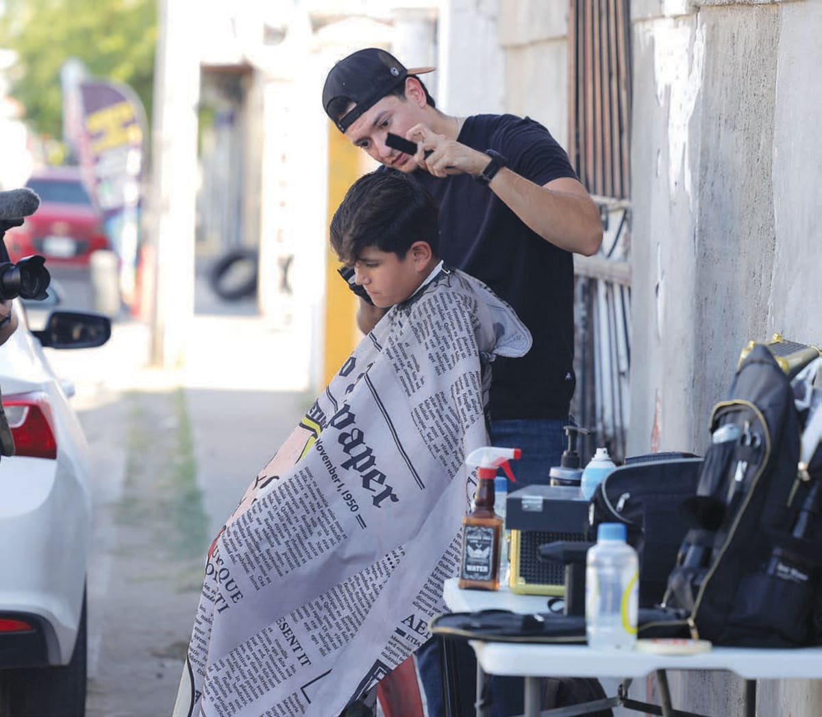 Principalmente niños de primaria se sientan en el banquito que coloca en las tardes en una banqueta de la colonia Vi-
lla del Real.