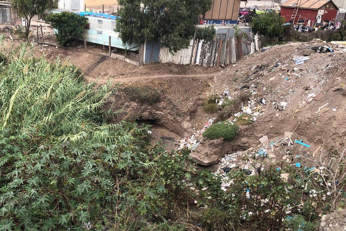 Denuncian colonos contaminación del arroyo que cruza la colonia Leyes de Reforma en Rosarito
