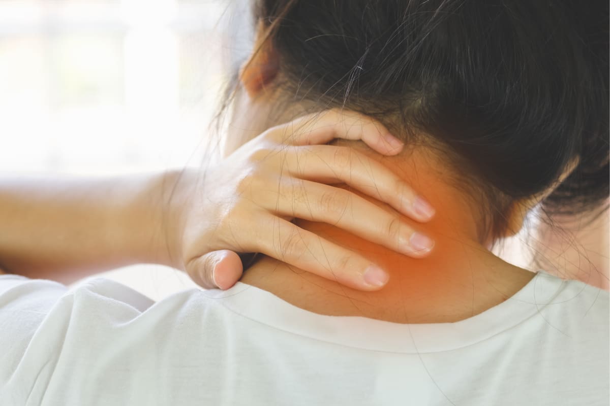 Adolescentes enfrentan el “cuello tecnológico”: un problema silencioso con consecuencias duraderas