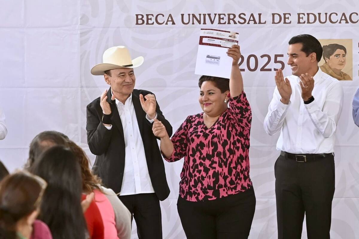 Entrega Gobernador beca universal a 766 alumnos de la Secundaria Número 9