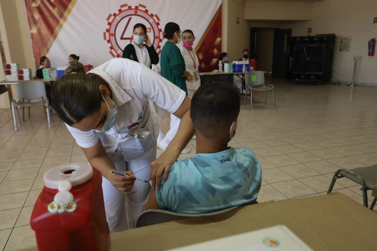 Covid-19: Médicos señalan importancia de refuerzo de vacuna por "cuarta ola"