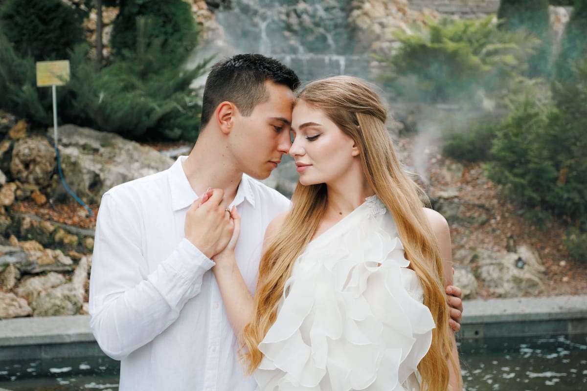 Cuando el control se disfraza de cuidado: por qué vigilar a la pareja debilita la confianza