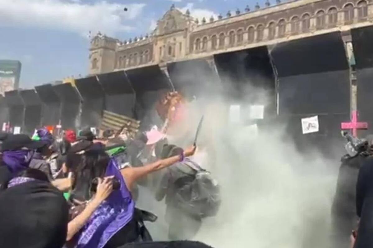 8M en México: Bloque negro choca contra vallas de Palacio Nacional