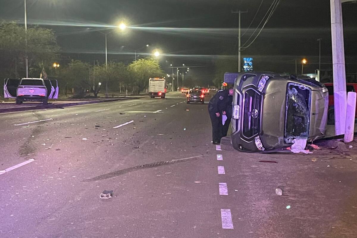 Ebrio provoca choque al salir de salón de eventos