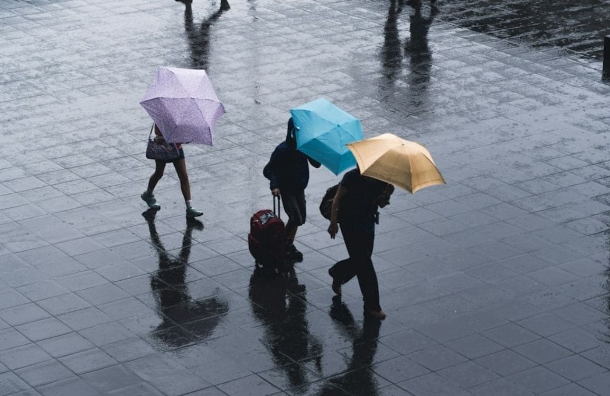 Personas bajo la lluvia.