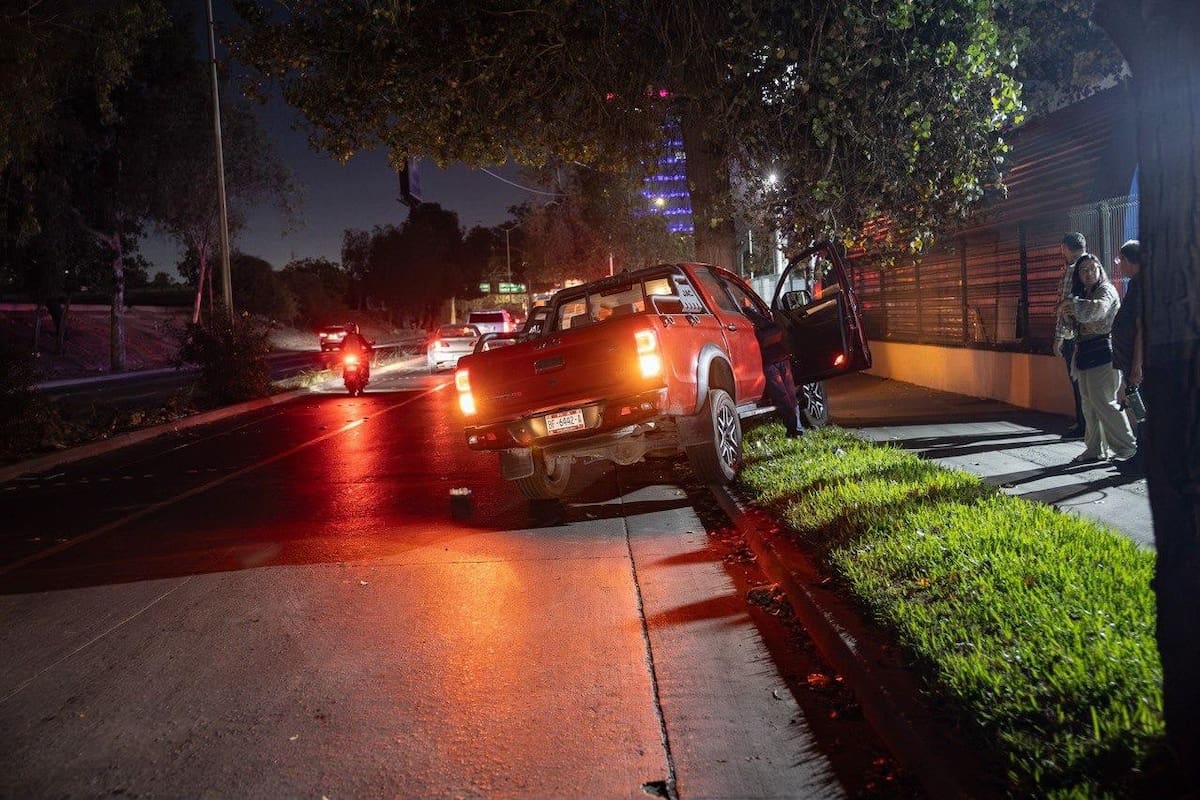 El choque dañó bardas perimetrales de un car wash y un establecimiento de CAFFENIO en Zona Río. Foto: Border Zoom
