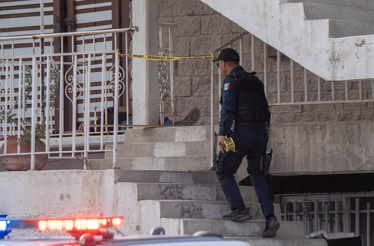 Elementos de la Fiscalía General del Estado acudieron a la colonia Campestre Murúa para realizar las diligencias tras el ataque armado que dejó dos personas sin vida y una lesionada. Foto: Cortesía