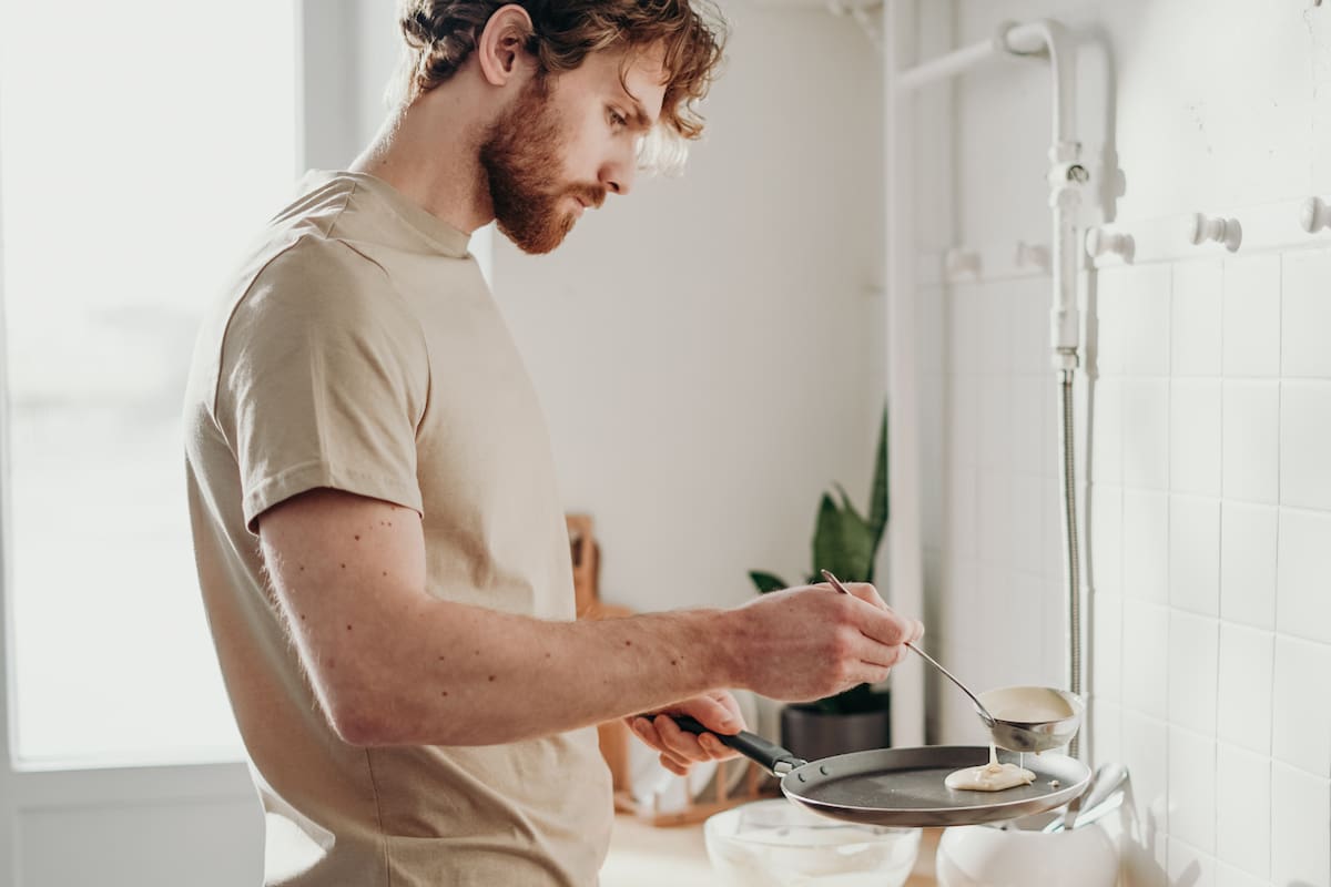 Hombre renunció a su trabajo bien remunerado para asumir el rol de “ama de casa tradicional” y ha demostrado ser excelente en ello, según afirma su esposa