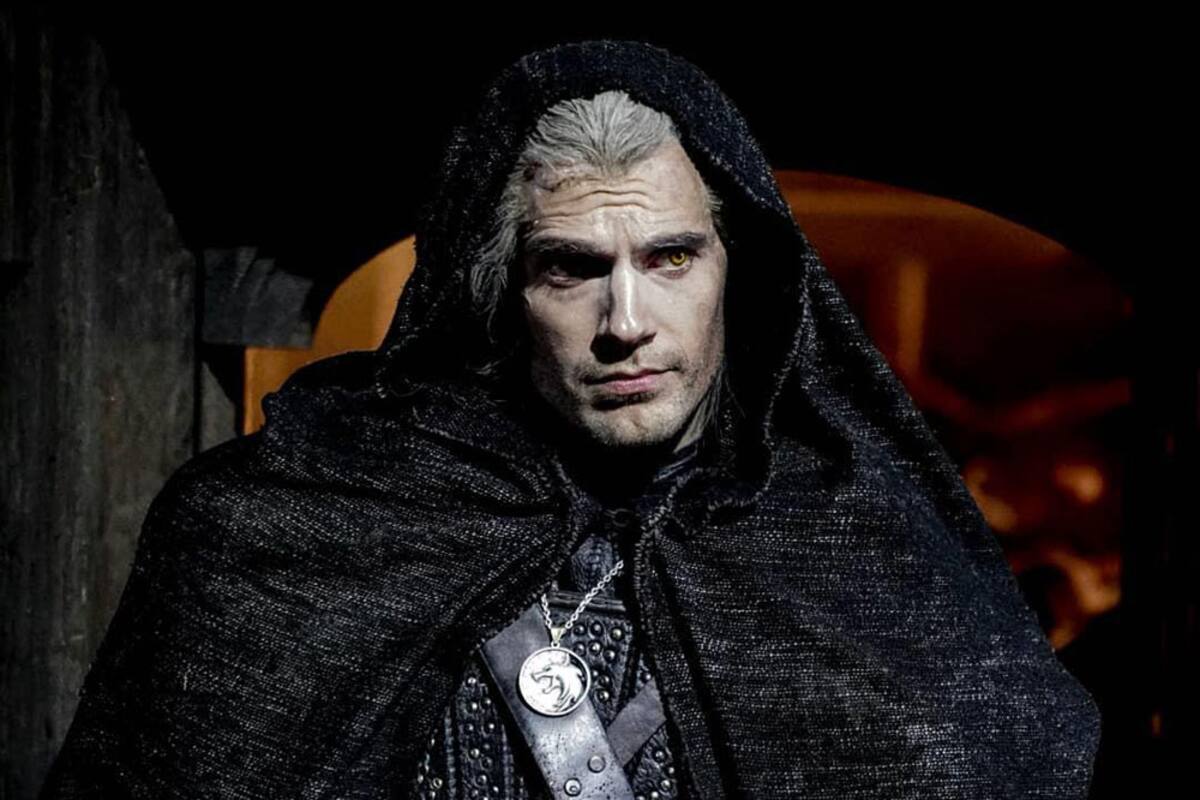 Henry Cavill cambia capa por poderes de brujo
